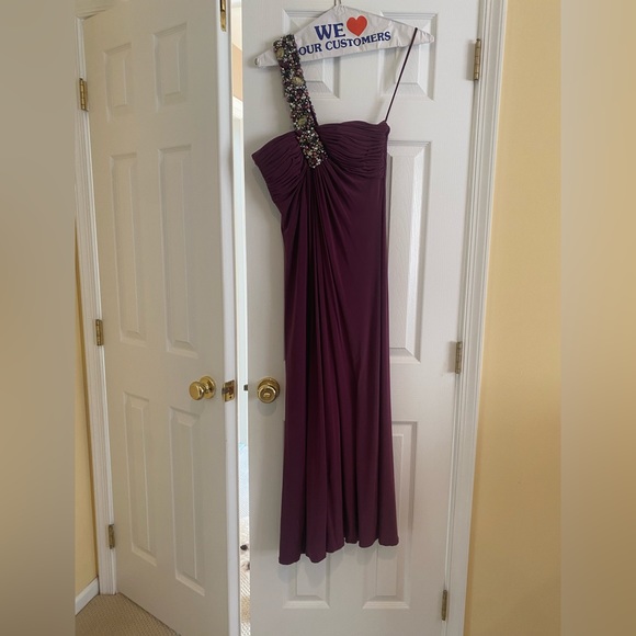 One shoulder plum evening gown with beaded strap - Picture 3 of 7